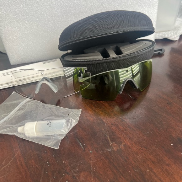 Oakley two Lens replacement cleaner and case - Picture 1 of 10